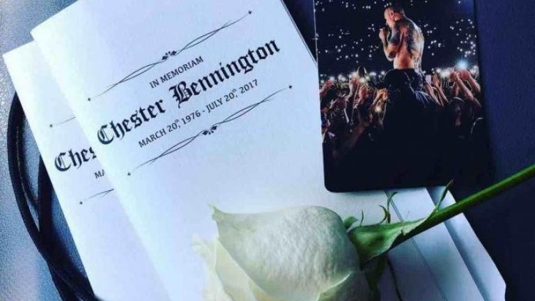 Chester Bennington: Το τελευταίο αντίο στον τραγουδιστή των Linkin Park θύμιζε... συναυλία (ΦΩΤΟ)