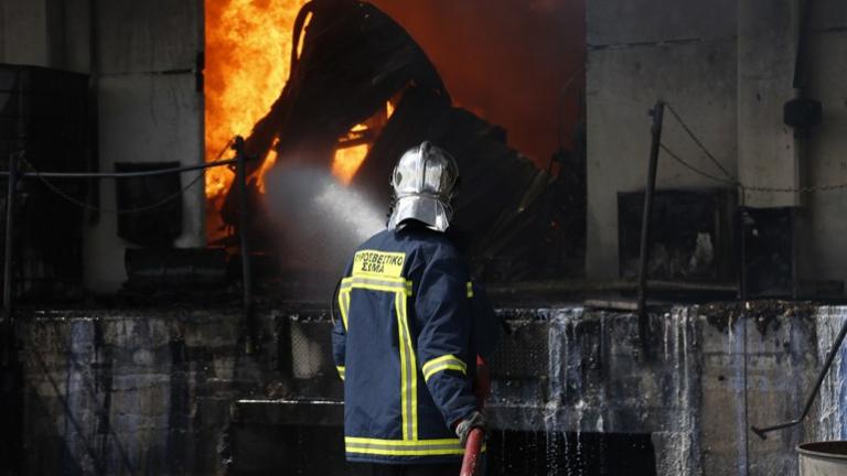 Καίγεται από άκρη σε άκρη βιοτεχνία υφασμάτων στον Ρέντη