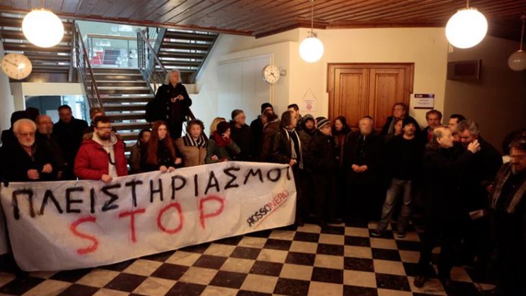 Παρέμβαση ακτιβιστών ενάντια στους πλειστηριασμούς στο δημοτικό συμβούλιο του δήμου Θεσσαλονίκης