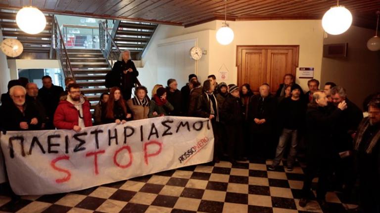 Παρέμβαση ακτιβιστών ενάντια στους πλειστηριασμούς στο δημοτικό συμβούλιο του δήμου Θεσσαλονίκης