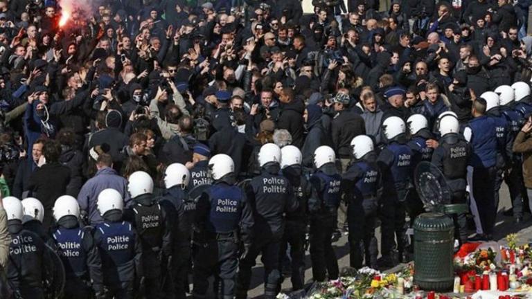 Μάχες αστυνομικών με χούλιγκαν στο Βέλγιο 