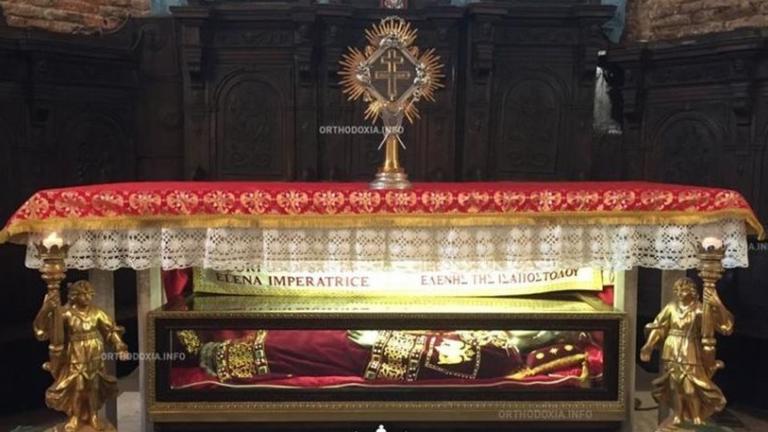 Τα Τίμια Λείψανα της Αγίας Ελένης: «Στάση» στη Βασιλική του Αγίου Μάρκου πριν παραδοθούν στην Εκκλησία της Ελλάδος