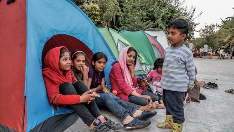 Δημιουργούνται χώροι πρωτοβάθμιας εκπαίδευσης για προσφυγόπουλα στα κέντρα φιλοξενίας