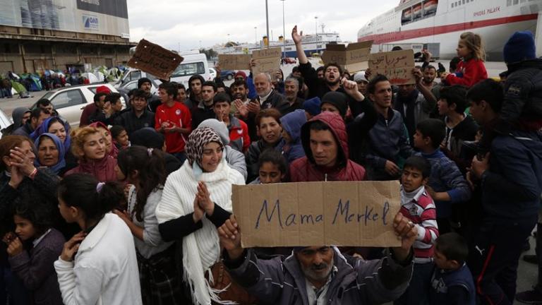  Πρόσφυγες στον Πειραιά ζητούν βοήθεια  από τη «mama Merkel» -Δείτε φωτογραφίες