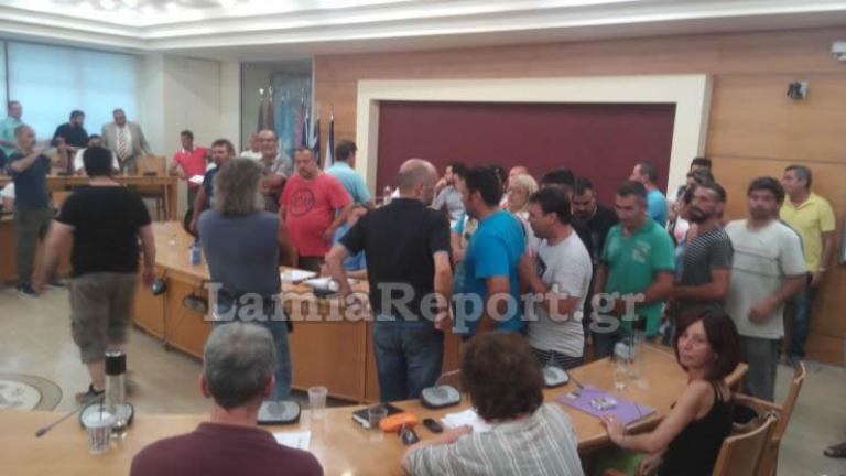 Λαμία: Κατάληψη της αίθουσας του δημοτικού συμβουλίου από τους 47 συμβασιούχους καθαριότητας προκειμένου να μην απολυθούν
