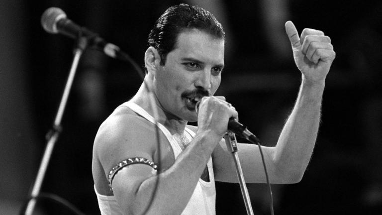 Φρέντι Μέρκιουρι: Το μυστικό που κόστισε τη ζωή του τραγουδιστή των Queen (BINTEO)