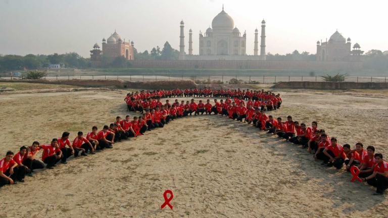 Χιλιάδες Ινδοί μολύνθηκαν με το ιό του AIDS από μετάγγιση