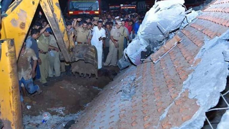 Ινδία: Τουλάχιστον 22 νεκροί κι άλλοι 28 τραυματίες από την κατάρρευση τοίχου