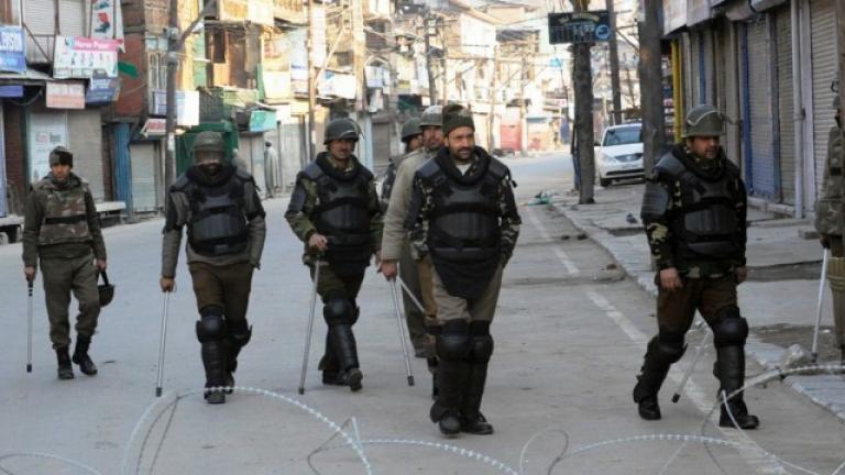 Δυνάμεις του στρατού και της αστυνομίας έχουν περικυκλώσει κυβερνητικό κτίριο στο υπό ινδικό έλεγχο Κασμίρ, μετά την εισβολή ενόπλων