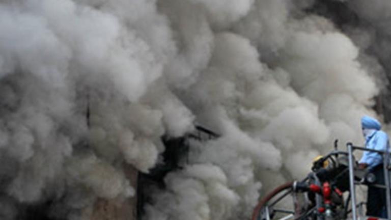 Τουλάχιστον 15 νεκροί από πυρκαγιά που ξέσπασε σε βιομηχανία παραγωγής ενδυμάτων στην Ινδία