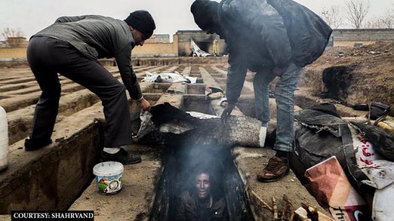 Ιράν: Άστεγοι κοιμούνται σε άδειους τάφους νεκροταφείου!!! - Σοκαριστικές φωτό