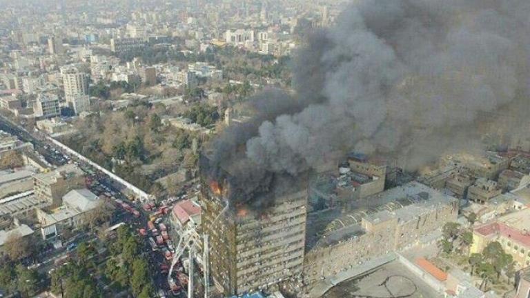 Φόβοι για δεκάδες νεκρούς πυροσβέστες έπειτα από την κατάρρευση του πολυώροφου κτιρίου στην Τεχεράνη εξαιτίας πυρκαγιάς
