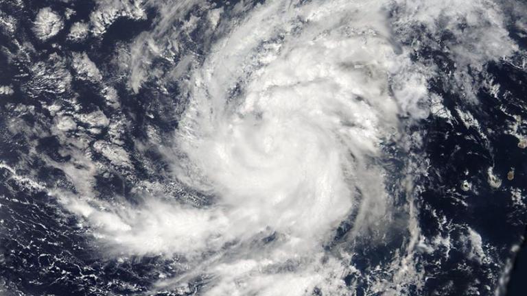 Ο τρομακτικός τυφώνας «Ίρμα» χτύπησε την Καραϊβική (ΒΙΝΤΕΟ)