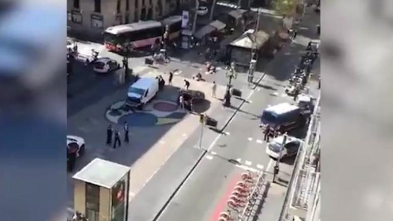 Συγκλονιστικό βίντεο από τη στιγμή που η αστυνομία περικυκλώνει το λευκό βαν το οποίο χρησιμοποίησε ο δράστης στη Βαρκελώνη (ΒΙΝΤΕΟ)