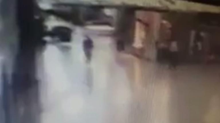 Απίστευτο βίντεο: Η επίθεση του τρομοκράτη και η στιγμή της ανατίναξής του