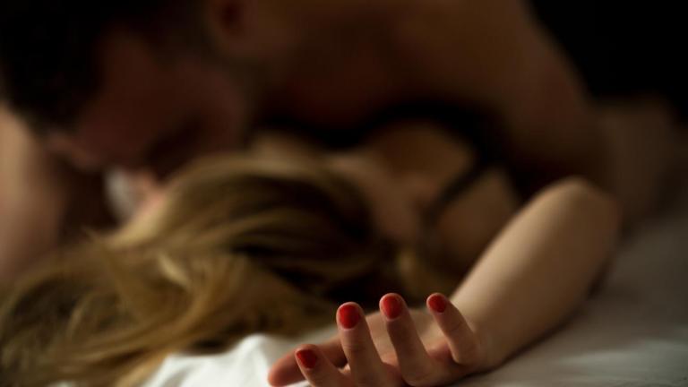 Η πορνογραφία βοηθάει στο σεξ, σύμφωνα με τον Σουηδό υπουργό Υγείας