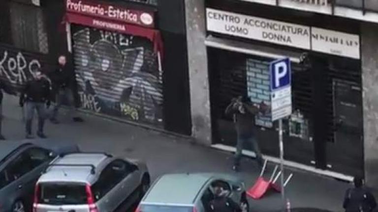 Ιταλία-Μιλάνο: Καρέ καρέ η σύλληψη Αφρικανού που κρατούσε δύο μαχαίρια και απειλούσε να σκοτώσει
