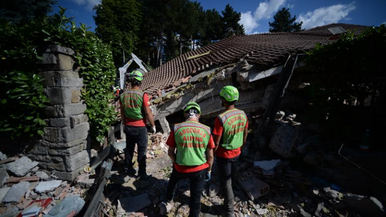 Ιταλία - σεισμός: Εκατοντάδες νεκροί, τραυματίες και αγνοούμενοι (ΒΙΝΤΕΟ)
