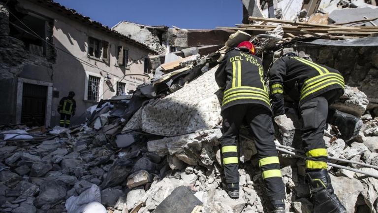 Ιταλία - σεισμός: Ακόμη βρίσκουν άψυχα σώματα κάτω από τα ερείπια