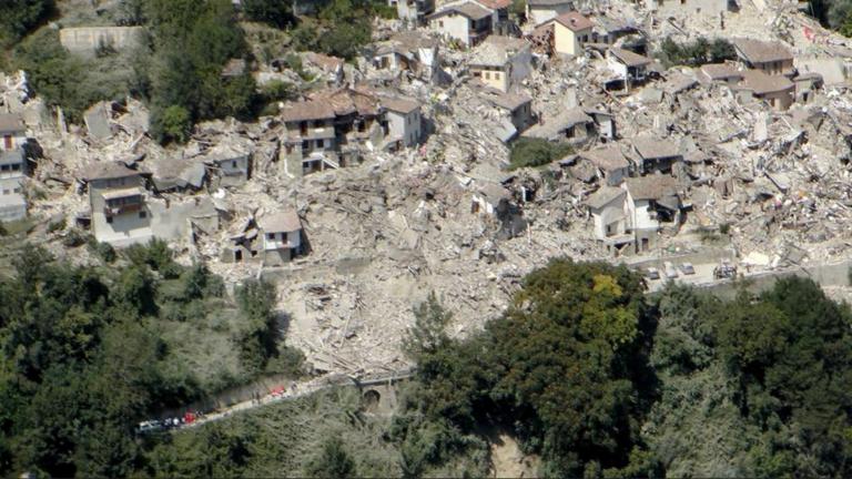Σεισμός στην Ιταλία: Η καταστροφή, η ελπίδα και η απελπισία σε μια χώρα που ισοπεδώθηκε