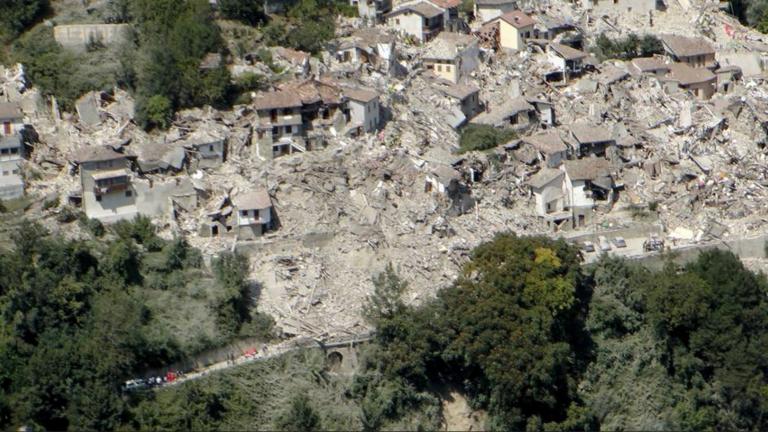 Σεισμός στην Ιταλία: Η καταστροφή, η ελπίδα και η απελπισία σε μια χώρα που ισοπεδώθηκε