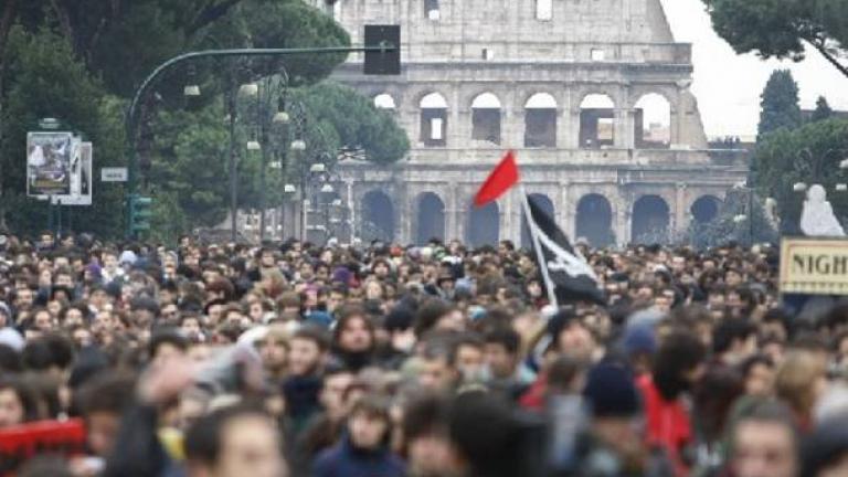 Συγκρούσεις διαδηλωτών κατά του Ρέντσι με την αστυνομία στην Φλωρεντία