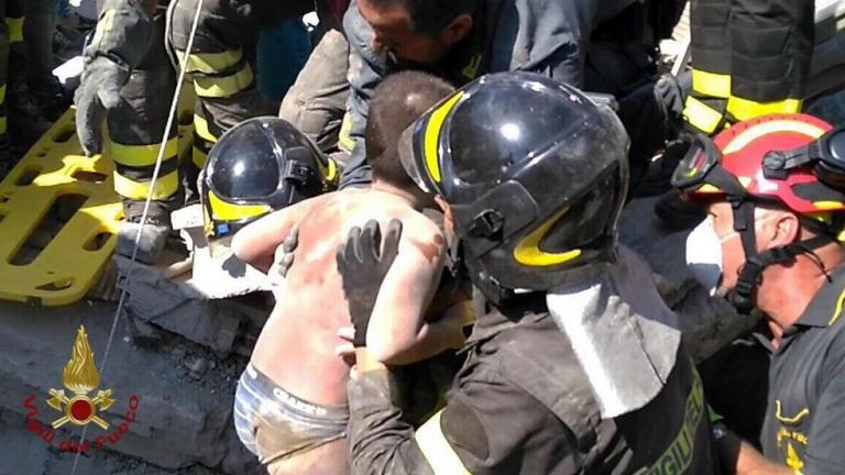 Σεισμός Ιταλία:Δραματικές προσπάθειες των σωστικών συνεργείων να απεγκλωβίσουν παιδιά
