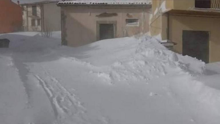 Ισχυροί σεισμοί σημειώνονται στην χιονισμένη κεντρική Ιταλία, με έναν νεκρό