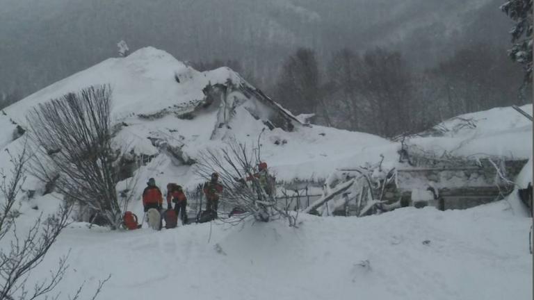 Δείτε πώς καταπλάκωσε η φονική χιονοστιβάδα το ξενοδοχείο στην Ιταλία (βίντεο)
