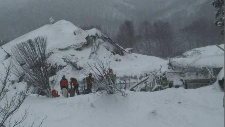Την ίδια ώρα βρίσκεται σε εξέλιξη επιχείρηση απεγκλωβισμού του έβδομου κατά σειρά εγκλωβισμένου