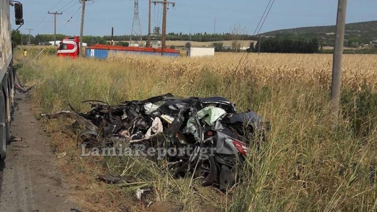 Ο οδηγός του μοιραίου αυτοκινήτου, επιχείρησε προσπέραση με αποτέλεσμα να συγκρουστεί διαδοχικά με δυο φορτηγά (ΦΩΤΟ)