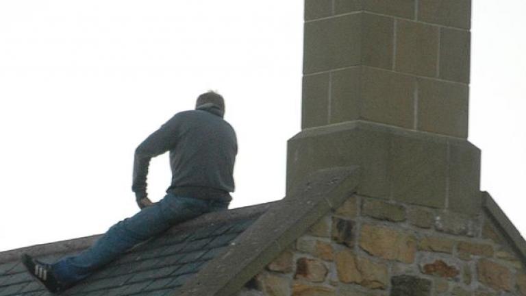 Άντρας έχει ανέβει τώρα σε ταράτσα και αρνείται να κατέβει 