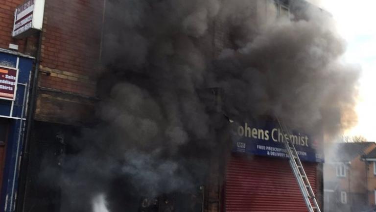 Το κτίριο έχει τυλιχθεί στις φλόγες- Ένα άτομο έχει τραυματιστεί σοβαρά