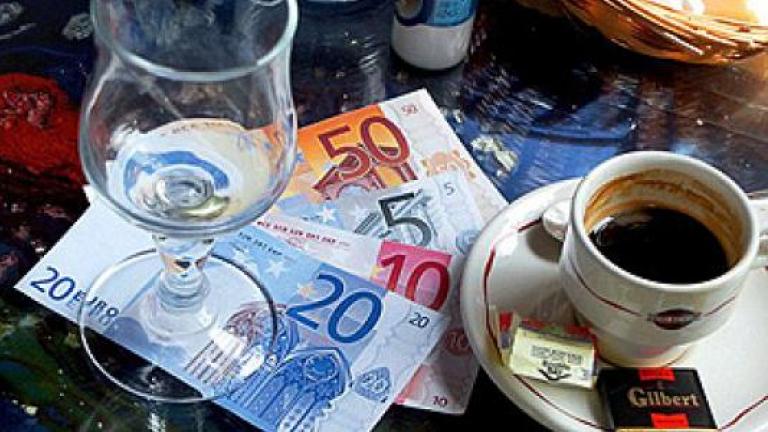Όπως αναφέρει το δημοσίευμα  οι Έλληνες αγοράζουν μαζικά λάδι και καφέ ώστε να έχουν στοκ