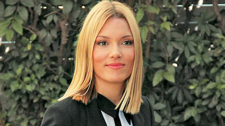  Η Βίκυ Καγιά φωτογραφίζεται