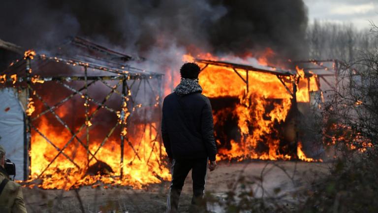 Χάος στη "ζούγκλα" του Καλαί-Μετανάστες καίνε… τα πάντα!