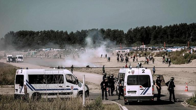 Νέες σκληρές συγκρούσεις μεταξύ γαλλικής Αστυνομίας και μεταναστών στο Καλαί