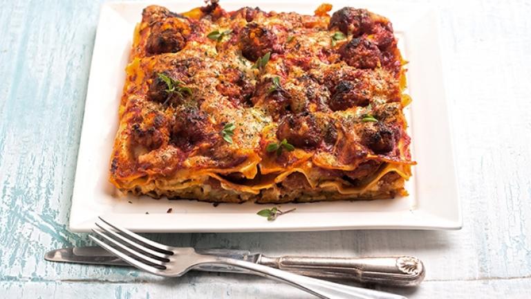 Η Αργυρώ μας φτιάχνει καλοκαιρινά λαζάνια με κεφτέδες