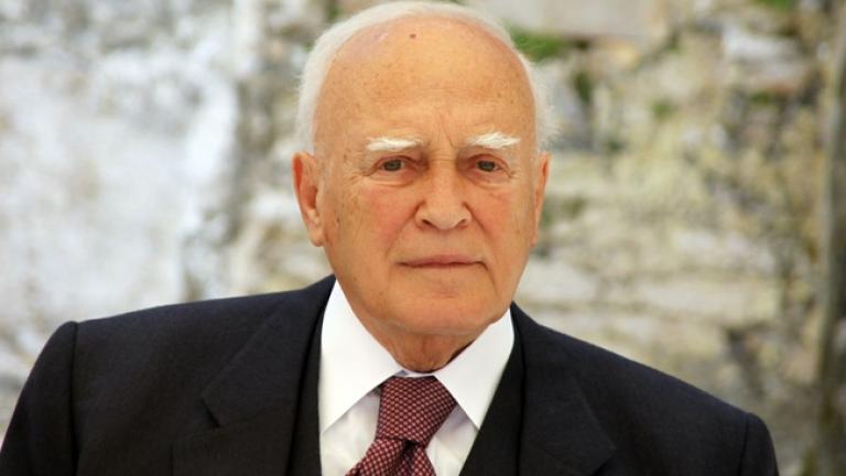 Με κατάγματα στο νοσοκομείο ο Κάρολος Παπούλιας -Επεσε στην αυλή του σπιτιού του