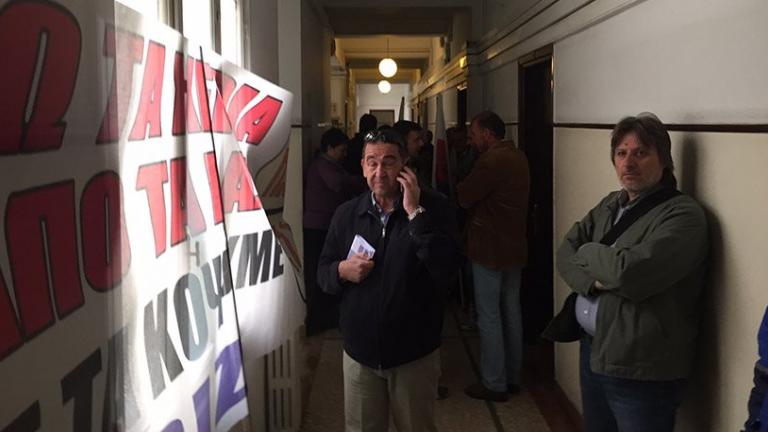 Συνεχίζεται η κατάληψη που πραγματοποιούν από το πρωί ένστολοι στο γραφείο του Γ. Χουλιαράκη