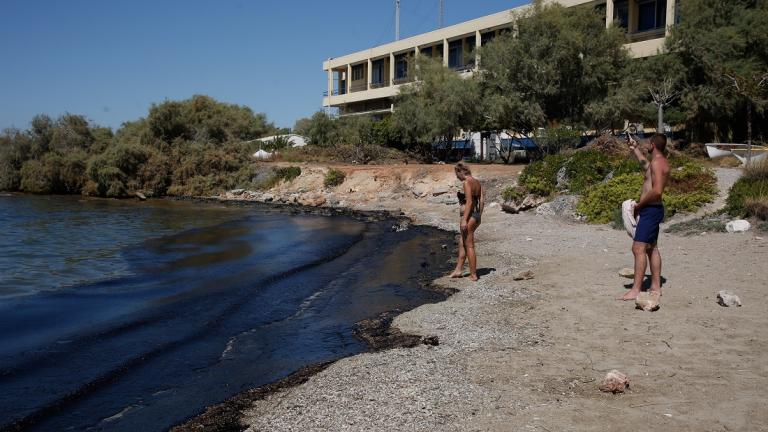 Σε Ελληνικό και Γλυφάδα έφτασε η πετρελαιοκηλίδα από το «Αγία Ζώνη»! (ΦΩΤΟ)