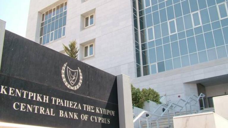Παραδόθηκε στις Αρχές και συνελήφθη ένας από τους κατηγορούμενους για το τραπεζικό σκάνδαλο στην Κύπρο
