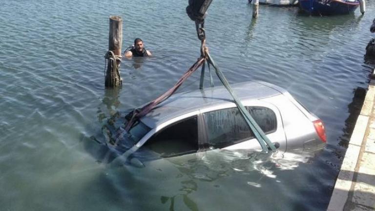 Ηλικιωμένος έπεσε με το αυτοκίνητο στην θάλασσα!