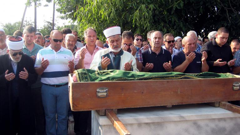 Σε κλίμα οδύνης η κηδεία του 17χρονου ήρωα που έπεσε θύμα του μακελάρη του Μονάχου (ΦΩΤΟ+ΒΙΝΤΕΟ)