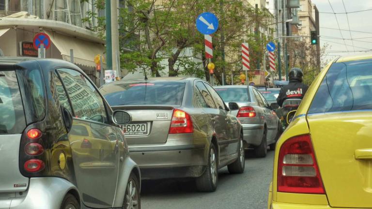 Yποψήφιοι οδηγοί εκπαιδεύονται στις... ουρές