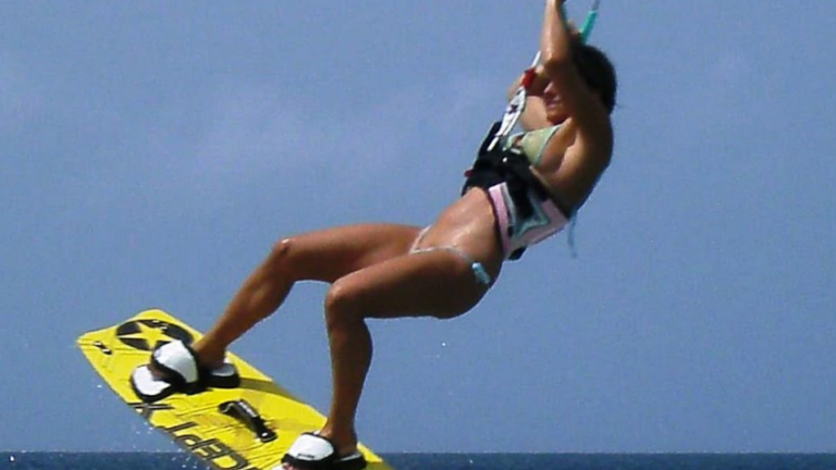 Νεαρή κοπέλα έκανε kit-surf και έπεσε σε τοίχο ξενοδοχείου στη Νάξο