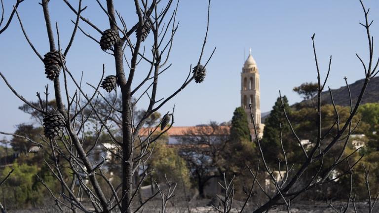 Οριοθετημένη περιμετρικά και χωρίς ενεργό μέτωπο εξακολουθεί να είναι η φωτιά στα Κύθηρα