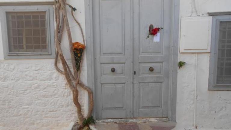 Λίγο μετά την είδηση του θανάτου του Λέοναρντ Κοέν θαυμαστές και φίλοι του άρχισαν να τοποθετούν λουλούδια έξω από το σπίτι του στην Ύδρα. 