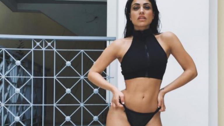 H Κόνι Μεταξά κάνει ντους τόπλες 