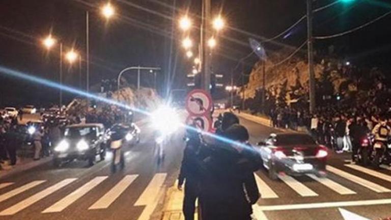 Αστυνομικοί έχουν παραταχθεί από την πλατεία της Βάρκιζας έως και το γνωστό κέντρο Ribas για να αποτρέψουν τις κόντρες